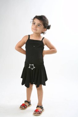 4 Yıllık Genç Kız İki elini belinde tutuyor ve yukarı bakıyor   