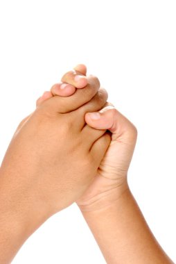 Kız ve erkek bilek güreşi yapıyor. 