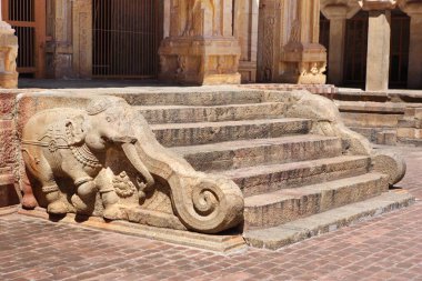 Subramaniya Tapınağı 'nın merdivenlerindeki Taş Fil Vishwakarma Tamilnadu Hindistan