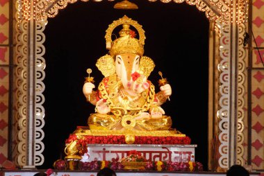 Ganpati festivali için Mandai, Pune, Maharashtra, Hindistan 'da Dagdu Seth Halwai Mandal' ın zenginleştirilmiş dekorasyonuyla Tanrı 'ya yönelmiş Ganpati fili tanrısı.