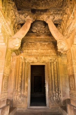 Aihole, Karnataka, Hindistan 'daki Durga tapınağının iç giriş manzarası.