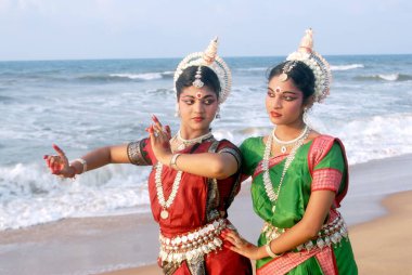 Dansçılar klasik Odissi dansını Bengal Körfezi, Konarak, Orissa, Hindistan 'da yapıyorlar. 