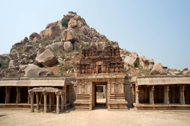 Hindistan, Karnataka, Hampi 'deki Achyutaraya Tapınağı ve Matanga Tepesi 