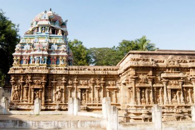 Sri Ranganathswami Tapınağı kompleksi, Srirangam, Tiruchirapalli Trichy, Tamil Nadu, Hindistan 'ın zengin oyma heykelleri ve renkli gopuramları.