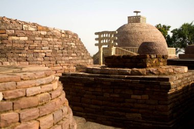 Arka planda çok sayıda stupanın kalıntıları. 3 Budist anıtı, Sanchi, Madhya Pradesh, Hindistan Dünya Mirası 