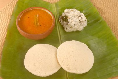 Hindistan cevizi soslu vejetaryen Hint yemeği muz yaprağında sambar