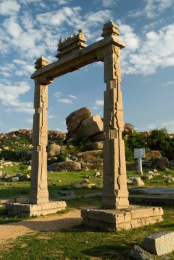 Hampi, Karnataka, Hindistan 'daki Vijayavitthala Tapınağı yakınlarındaki Krallar Dengesi