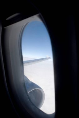 Uçak Penceresinden Motor ve Kanat Görünümü 