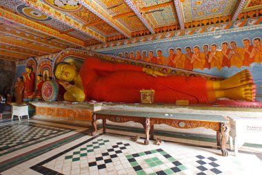 Dünya mirası alanında Buda 'nın devasa yassı heykeli, kutsal şehir Anuradhapura, Isurumuniya Vihare, Sri Lanka