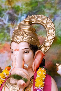 Ganpati festivali, Pune, Maharashtra, Hindistan 'a giden Ganesh filinin zengin süslenmiş putu.