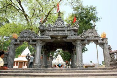 Tepur, Assam, Hindistan 'daki mahabhairav shiva tapınağının girişindeki taş madap.