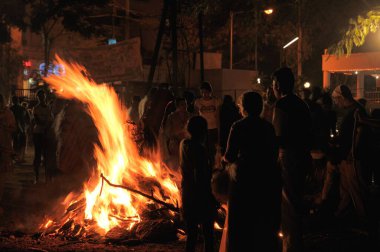 Holi festivali günü, Pune, Maharashtra, Hindistan 22 Mart 2008
