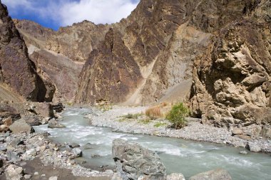 Ladakh, Jammu ve Kashmir 'in kayalık dağlarını kesen bir dere.