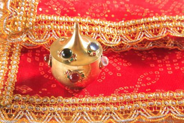 Hint festivali Teej Tanrıça Parvati için kutlama alayı kırmızı chunari ve kumkum tenceresi, Hindistan 