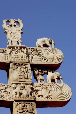 Sanchi, Bhopal, Madhya Pradesh, Hindistan 'a dikilmiş hikayelerin resmedildiği Güney Kapısı veya Maha stupa no 1 Torna