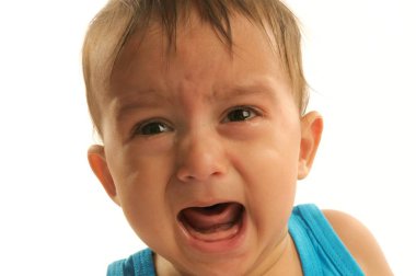 Beyaz arka planda ağlayan bir erkek bebek.