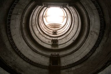 Adalaj step kuyusu ya da vav 1499 yılında Ahmedabad, Gujarat, Hindistan Kraliçesi Radhabai tarafından inşa edilmiştir. 