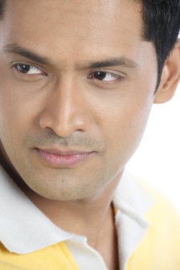 Kendine güvenen delikanlının yakın çekimleri sağ taraftaki gözlerin köşesinden bakıyor. 