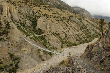 Manang. Nepal 'de. Manzara dağları kayalarla kaplı 