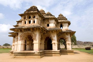 Hindistan, Karnataka, Hampi 'deki Lotus Mahal Hindu ve İslami tarzının inanılmaz sentezi