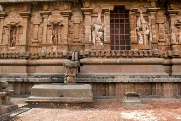 stock image Carved Statues of goddess on outside wall of Brihadeshwara Temple called Big Temple Built By Raja Chola at Thanjavur, Tamil Nadu, India 