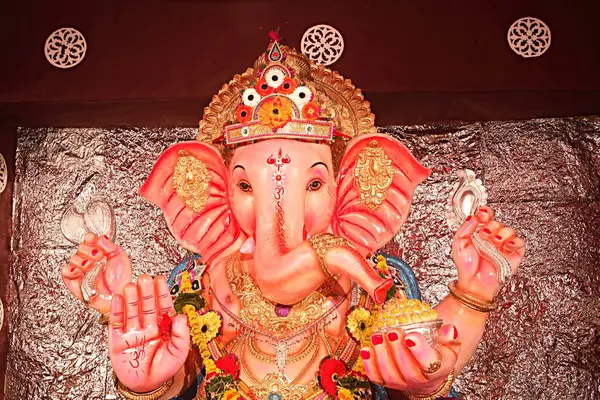Hint festivali Ganesh Chaturthi Ganpati fil heykelini kutluyor. Bombay Mumbai, Maharashtra, Hindistan 