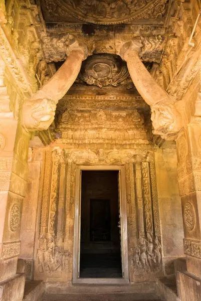 Aihole, Karnataka, Hindistan 'daki Durga tapınağının iç giriş manzarası.