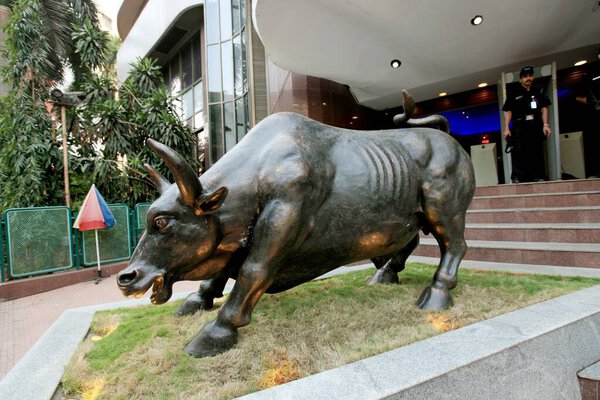 Статуя бронзового быка на Бомбейской фондовой бирже BSE, Бомбей, Мумбаи, Махараштра, Индия