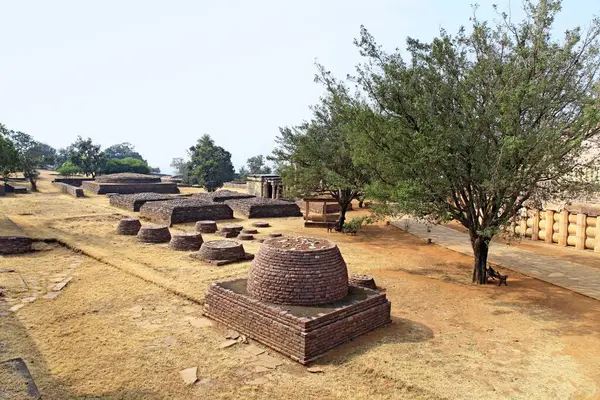 stock image View of southeast side of stupa no 1 showing temples and smaller stupas, Sanchi near Bhopal, Madhya Pradesh, India 