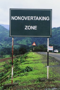 Eyalet otobanındaki yol tabelası, Malshej, Maharashtra, Hindistan, Asya