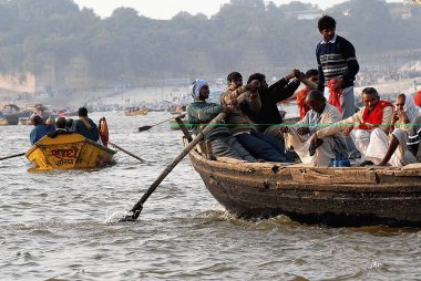 Ganj ve Yamuna 'nın kesiştiği noktada, Arjantin Kumbh Mela, Hindistan' da kutsal bir dalış yapmak için, efsanevi Saraswati nehirleri üzerinde feribotlar kullanılıyor. 