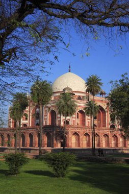 Humayun 'un mezarı 1570' te Hint Yarımadası Pers etkisindeki ilk kırmızı kumtaşı ve beyaz mermer mezardan yapılmış. Delhi, Hindistan UNESCO Dünya Mirası Bölgesi.