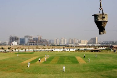 Mumbai Kriket Federasyonu 'nun Bandra-Kurla kompleksi Mumbai, Mumbai, Maharashtra, Hindistan' daki inşaat halindeki sahasında bir kriket maçı oynanıyor.  
