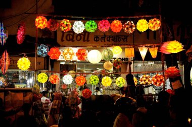 Mumbai Maharashtra Hindistan Festivali 'nde asılı renkli fenerler. 