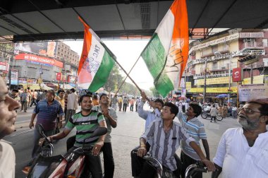 Kolkata seçim kampanyası Trinamul Kongresi 2011 seçim bayrağı insanları Kolkata Hindistan 'ı bayraklıyor