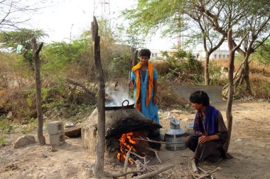 Kırsal kesimler mawa veya khoya 'yı ateşe veriyor, Kutch, Gujarat, Hindistan 