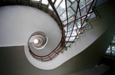 Eski binanın içi, dönen merdivenler.