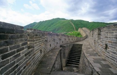 Çin Seddi Bulutlu bir günde