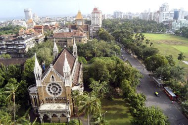 Mumbai Üniversitesi Toplantı Salonu 'nun havadan görünüşü ve sağda Bombay' daki Oval Meydan şimdi Mumbai; Maharashtra; Hindistan