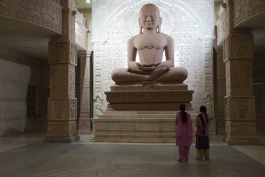 Nareli Jain tapınağı; Ajmer 'deki Mahavir heykeli; Rajasthan; Hindistan;