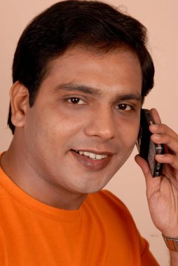 Hintli şehirli adam cep telefonuyla konuşuyor.