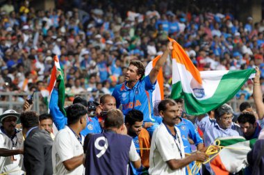 Hindistan, Mumbai 'deki Wankhede Stadyumu' nda oynanan 2011 ICC Dünya Kupası finalinde Sri Lanka 'yı yendikten sonra Hintli vurucu Sachin Tendulkar takım arkadaşları tarafından omuzlarında taşınır.