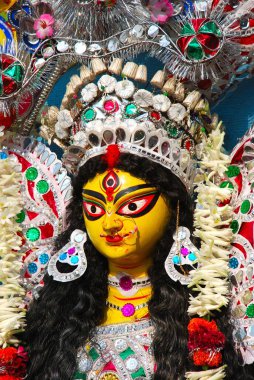 Durga puja 'da üçüncü gözü açık olan dekoratif Durga kil modeli 