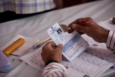 Seçmenleri kontrol eden anket görevlisi Mumbai Maharashtra Hindistan Asya 