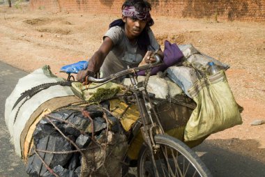 Jharkhand, Hindistan 'da kömür torbaları taşıyan kömür hırsızlığı. 