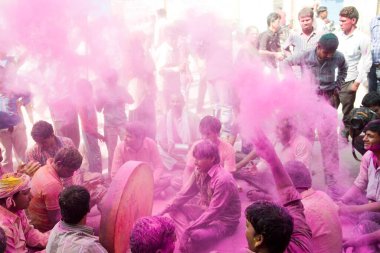 Holi festivalini, mathura 'yı, uttar pradesh' i, Hindistan 'ı, Asya' yı kutluyoruz. 