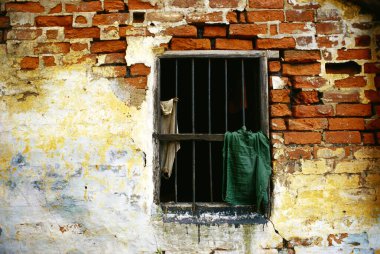 Penceresinde ağ olan harap tuğlalar 