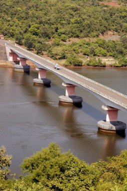 Hedvi ve Ganpatipule 'yi bağlayan Bhatgaon köprüsü; Dist Ratnagiri; Maharashtra; Hindistan