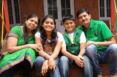 Aile, Hindistan ve Asya 'nın merdivenlerinde oturuyor. 