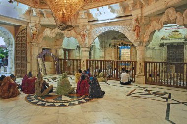 Swaminarayan tapınağı, Ayodhya yakınlarındaki Chhapaiya, Faizabad, Uttar Pradesh, Hindistan 